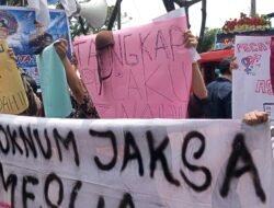 Aksi di Kejati Sumut, Massa Desak Pencopotan Oknum Jaksa Diduga Terlibat Perselingkuhan