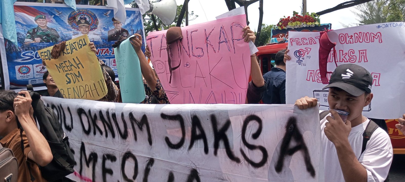Aksi di Kejati Sumut, Massa Desak Pencopotan Oknum Jaksa Diduga Terlibat Perselingkuhan